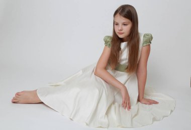 Bir stüdyo portre için poz elbiseli güzel genç kız