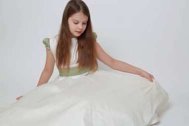 Bir stüdyo portre için poz elbiseli güzel genç kız