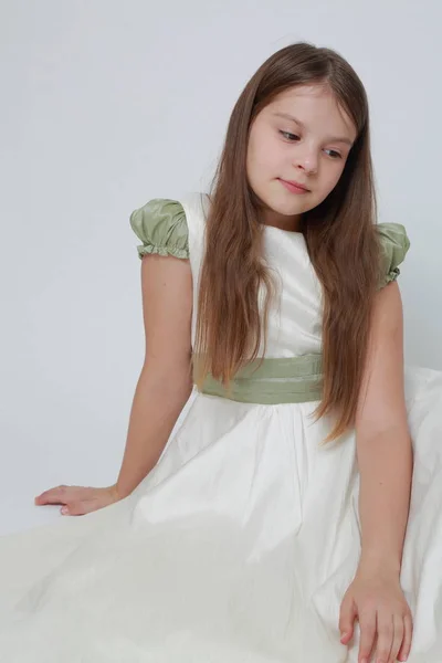 Superbe Adolescente Dans Une Robe Posant Pour Portrait Studio — Photo