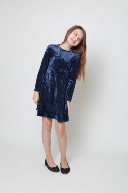 Bir stüdyo portre için poz elbiseli güzel genç kız