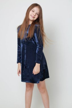 Bir stüdyo portre için poz elbiseli güzel genç kız