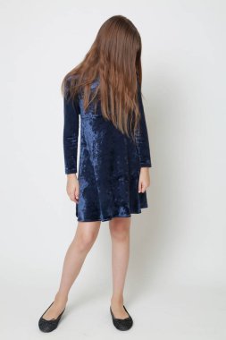 Bir stüdyo portre için poz elbiseli güzel genç kız