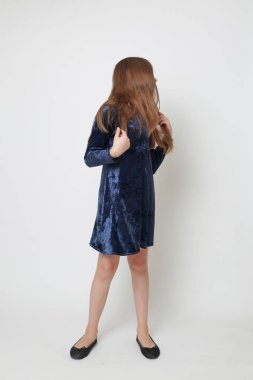 Bir stüdyo portre için poz elbiseli güzel genç kız