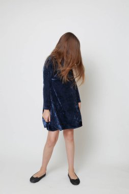 Bir stüdyo portre için poz elbiseli güzel genç kız