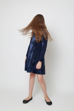 Bir stüdyo portre için poz elbiseli güzel genç kız