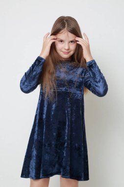 Bir stüdyo portre için poz elbiseli güzel genç kız