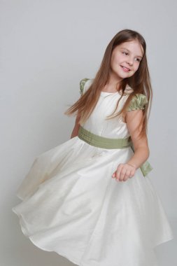 Bir stüdyo portre için poz elbiseli güzel genç kız