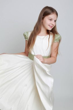 Bir stüdyo portre için poz elbiseli güzel genç kız