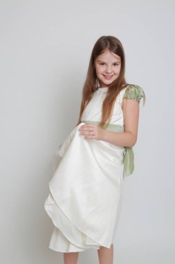 Bir stüdyo portre için poz elbiseli güzel genç kız