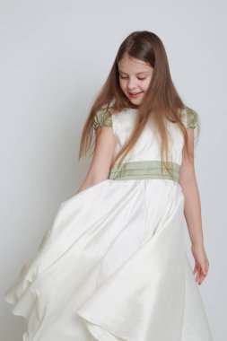 Bir stüdyo portre için poz elbiseli güzel genç kız