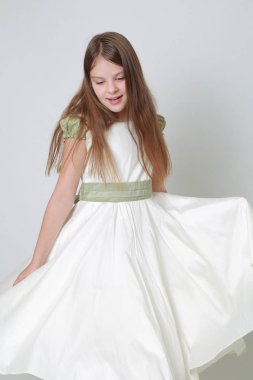 Bir stüdyo portre için poz elbiseli güzel genç kız