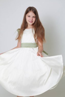 Bir stüdyo portre için poz elbiseli güzel genç kız