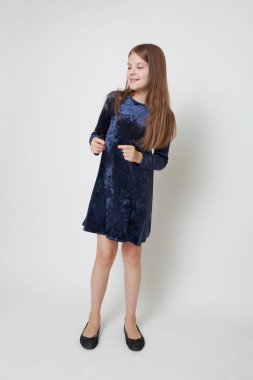 Bir stüdyo portre için poz elbiseli güzel genç kız