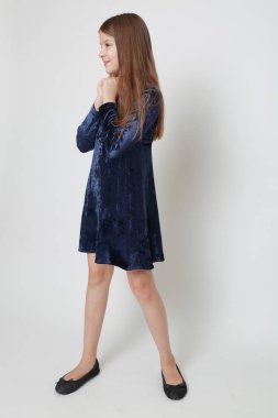 Bir stüdyo portre için poz elbiseli güzel genç kız