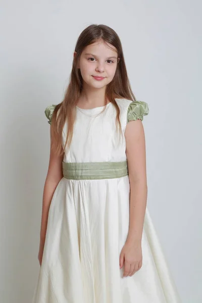 Πανέμορφο Κορίτσι Ένα Φόρεμα Που Ποζάρει Για Ένα Πορτρέτο Του — Φωτογραφία Αρχείου
