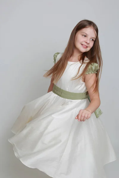 Hinreißende Teenie Mädchen Einem Kleid Posieren Für Ein Studioporträt — Stockfoto