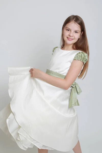 スタジオの肖像画のためにポーズのドレスでゴージャスな十代の少女 — ストック写真