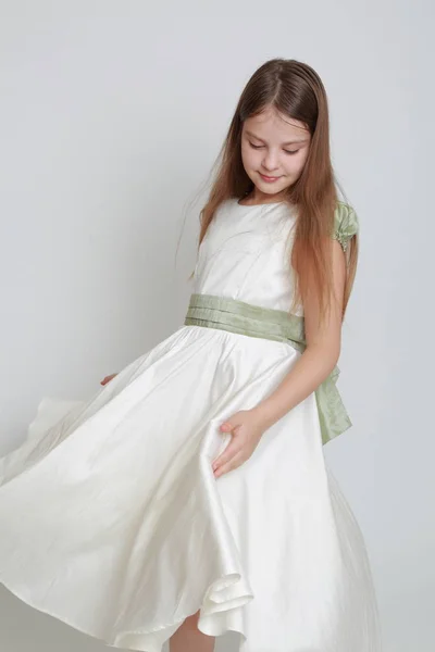 Superbe Adolescente Dans Une Robe Posant Pour Portrait Studio — Photo