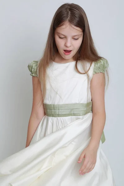 Superbe Adolescente Dans Une Robe Posant Pour Portrait Studio — Photo