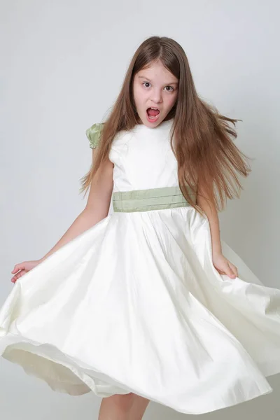 Superbe Adolescente Dans Une Robe Posant Pour Portrait Studio — Photo