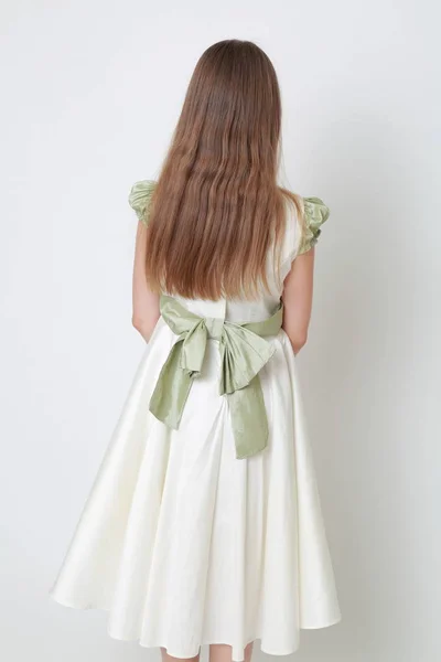 スタジオの肖像画のためにポーズのドレスでゴージャスな十代の少女 — ストック写真