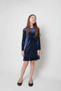 Bir stüdyo portre için poz elbiseli güzel genç kız