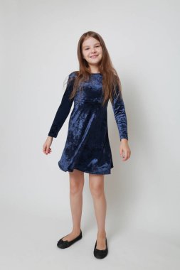 Bir stüdyo portre için poz elbiseli güzel genç kız