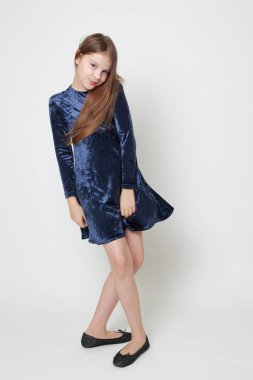 Bir stüdyo portre için poz elbiseli güzel genç kız