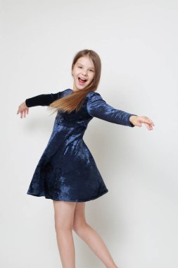 Bir stüdyo portre için poz elbiseli güzel genç kız