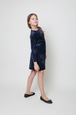 Bir stüdyo portre için poz elbiseli güzel genç kız