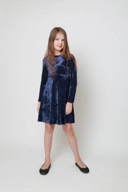 Bir stüdyo portre için poz elbiseli güzel genç kız