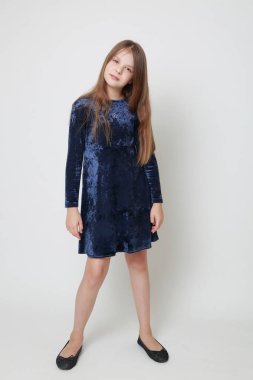 Bir stüdyo portre için poz elbiseli güzel genç kız