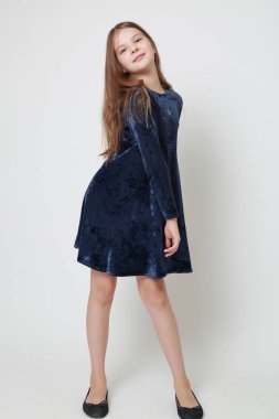 Bir stüdyo portre için poz elbiseli güzel genç kız