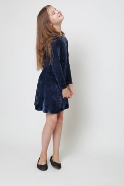 Bir stüdyo portre için poz elbiseli güzel genç kız