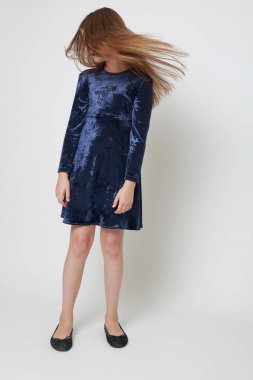 Bir stüdyo portre için poz elbiseli güzel genç kız