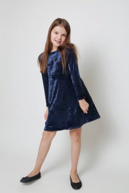 Bir stüdyo portre için poz elbiseli güzel genç kız