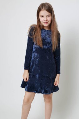 Bir stüdyo portre için poz elbiseli güzel genç kız