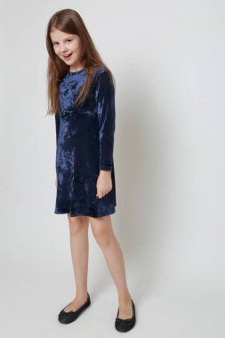 Bir stüdyo portre için poz elbiseli güzel genç kız