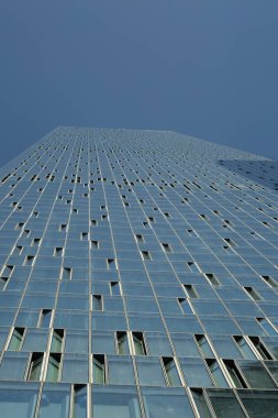Moskova, Rusya - 13 Ağustos 2017: Düşük açılı görünüş Moscow City gökdelenlerin. Şehir merkezinde bir fütüristik tasarımı ile modern bir ticari binalar Moskova-City (Moskova Uluslararası İş Merkezi) olduğunu.
