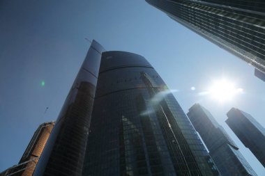 Moskova, Rusya - 13 Ağustos 2017: Düşük açılı görünüş Moscow City gökdelenlerin. Şehir merkezinde bir fütüristik tasarımı ile modern bir ticari binalar Moskova-City (Moskova Uluslararası İş Merkezi) olduğunu.