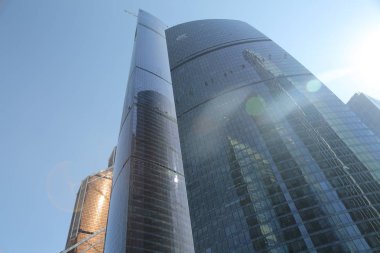 Moskova, Rusya - 13 Ağustos 2017: Düşük açılı görünüş Moscow City gökdelenlerin. Şehir merkezinde bir fütüristik tasarımı ile modern bir ticari binalar Moskova-City (Moskova Uluslararası İş Merkezi) olduğunu