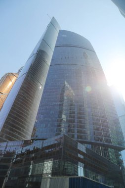 Moskova, Rusya - 13 Ağustos 2017: Düşük açılı görünüş Moscow City gökdelenlerin. Şehir merkezinde bir fütüristik tasarımı ile modern bir ticari binalar Moskova-City (Moskova Uluslararası İş Merkezi) olduğunu.