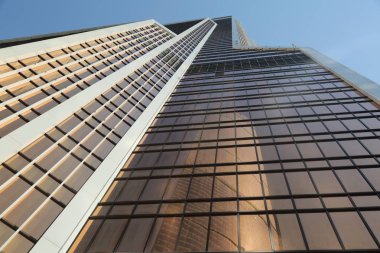 Moskova, Rusya - 13 Ağustos 2017: Düşük açılı görünüş Moscow City gökdelenlerin. Şehir merkezinde bir fütüristik tasarımı ile modern bir ticari binalar Moskova-City (Moskova Uluslararası İş Merkezi) olduğunu.