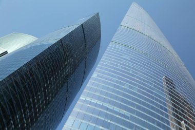 Moskova, Rusya - 13 Ağustos 2017: Düşük açılı görünüş Moscow City gökdelenlerin. Şehir merkezinde bir fütüristik tasarımı ile modern bir ticari binalar Moskova-City (Moskova Uluslararası İş Merkezi) olduğunu.