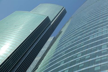 Moskova, Rusya - 13 Ağustos 2017: Düşük açılı görünüş Moscow City gökdelenlerin. Şehir merkezinde bir fütüristik tasarımı ile modern bir ticari binalar Moskova-City (Moskova Uluslararası İş Merkezi) olduğunu.