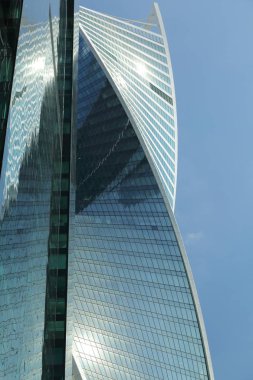 Moskova, Rusya - 13 Ağustos 2017: Düşük açılı görünüş Moscow City gökdelenlerin. Şehir merkezinde bir fütüristik tasarımı ile modern bir ticari binalar Moskova-City (Moskova Uluslararası İş Merkezi) olduğunu.