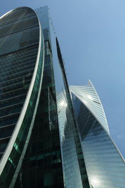 Moskova, Rusya - 13 Ağustos 2017: Düşük açılı görünüş Moscow City gökdelenlerin. Şehir merkezinde bir fütüristik tasarımı ile modern bir ticari binalar Moskova-City (Moskova Uluslararası İş Merkezi) olduğunu