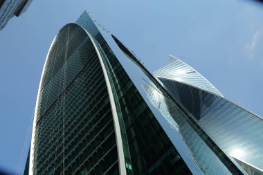 Moskova, Rusya - 13 Ağustos 2017: Düşük açılı görünüş Moscow City gökdelenlerin. Şehir merkezinde bir fütüristik tasarımı ile modern bir ticari binalar Moskova-City (Moskova Uluslararası İş Merkezi) olduğunu.