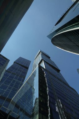 Moskova, Rusya - 13 Ağustos 2017: Düşük açılı görünüş Moscow City gökdelenlerin. Şehir merkezinde bir fütüristik tasarımı ile modern bir ticari binalar Moskova-City (Moskova Uluslararası İş Merkezi) olduğunu.