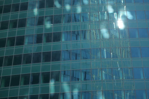 Moskova, Rusya - 13 Ağustos 2017: Düşük açılı görünüş Moscow City gökdelenlerin. Şehir merkezinde bir fütüristik tasarımı ile modern bir ticari binalar Moskova-City (Moskova Uluslararası İş Merkezi) olduğunu.